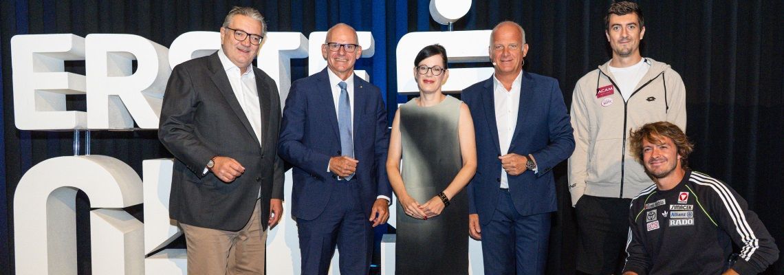 6 Personen vor einem Erste Bank Schriftzug