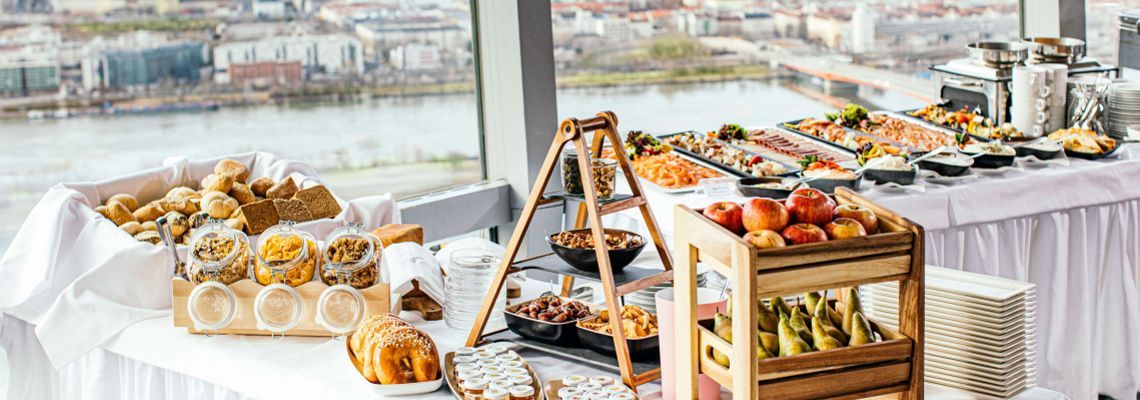 An jedem Samstag, Sonntag und an den Feiertagen von 10.30 bis 13.30 Uhr: Brunch-Mittagsbuffet im Turm Café.