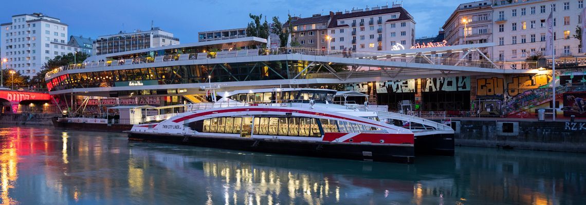 Twin City Liner am Abend