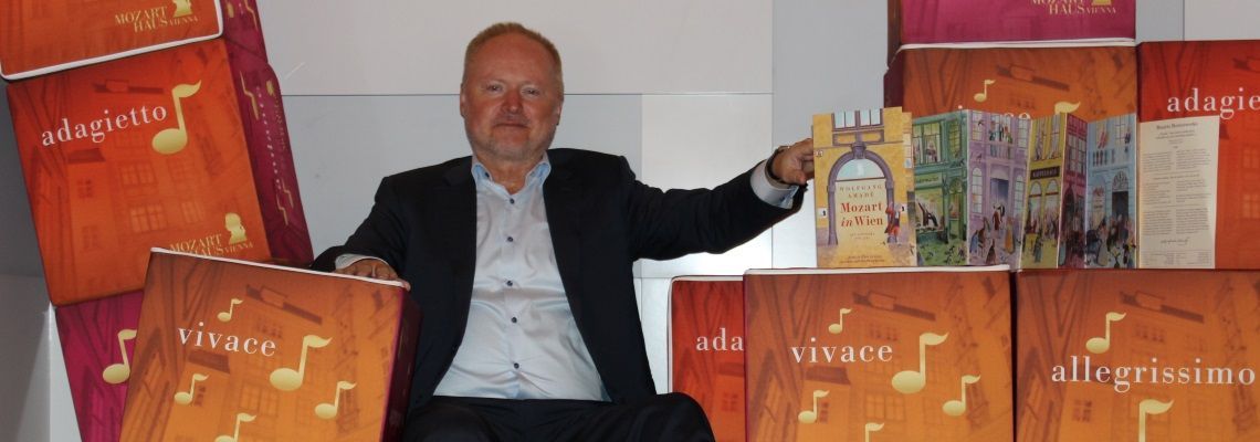 Mozarthaus Vienna-Geschäftsführer Gerhard Vitek präsentiert die neuen Sitzwürfel