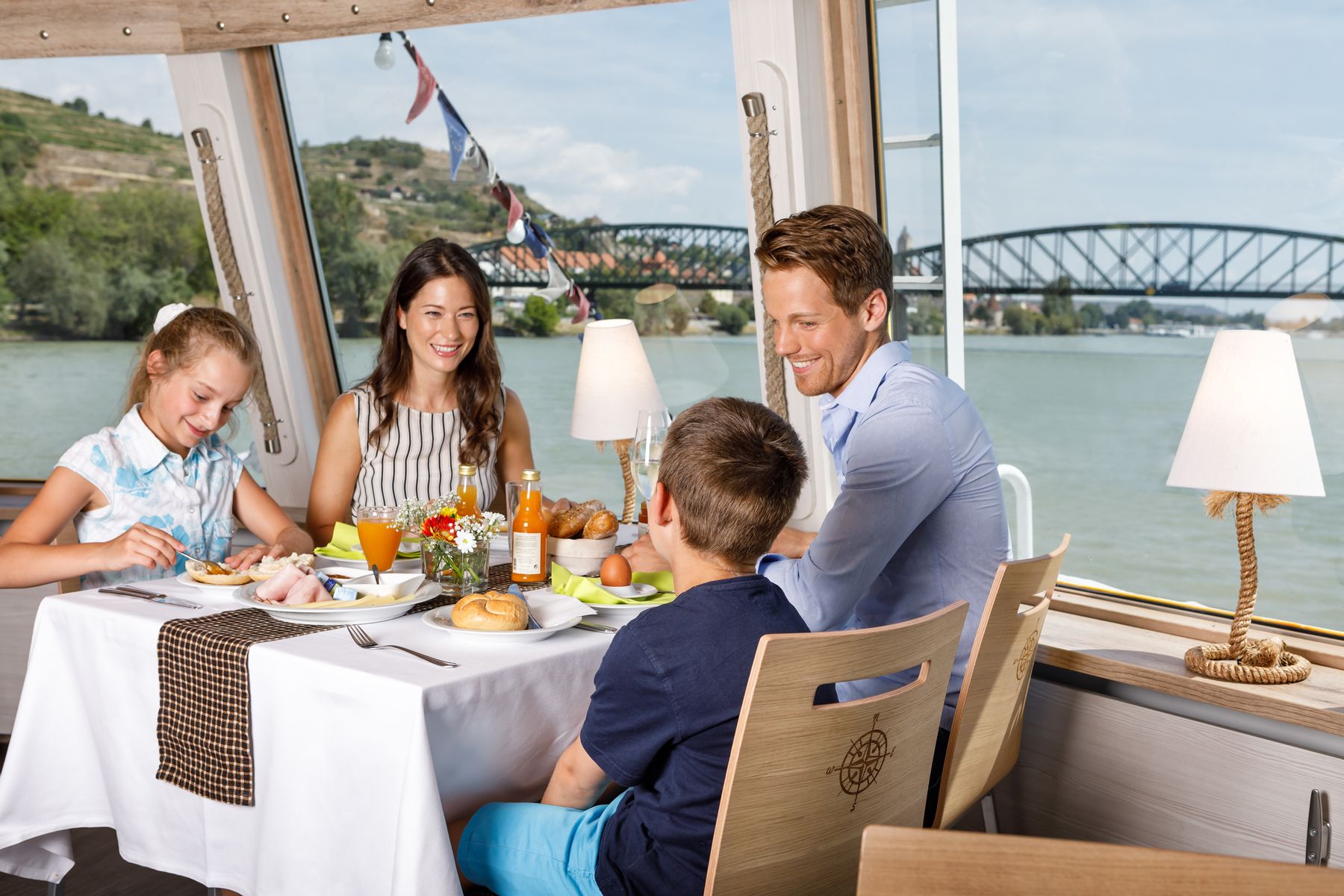 DDSG Blue Danube Fruehstueck Familie