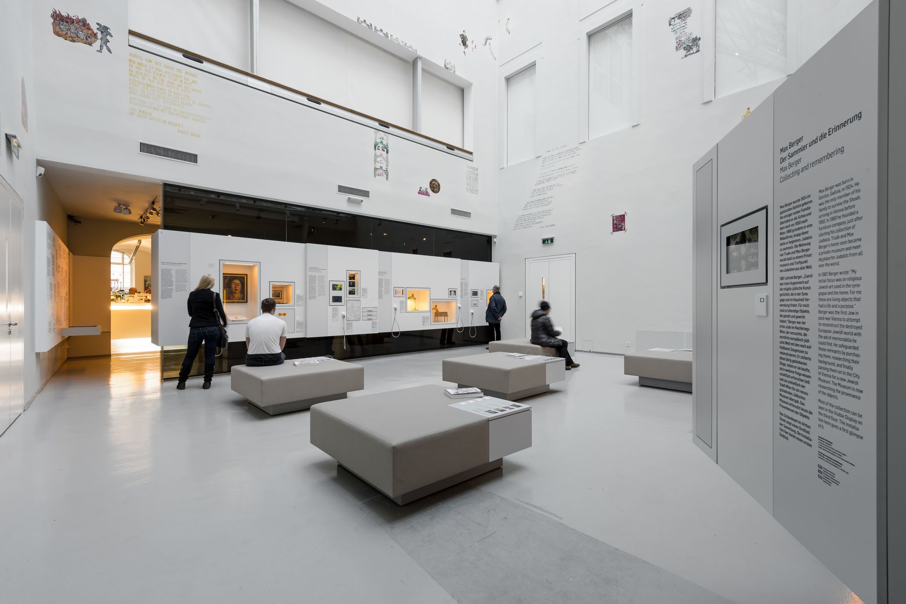Zu sehen sind vier Personen, die sich Objekte der Dauerausstellung "Unsere Stadt" ansehen.