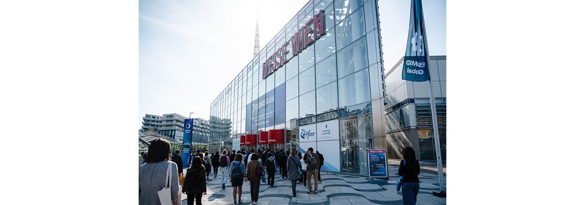 Eingang zur Messe Wien mit vielen Menschen