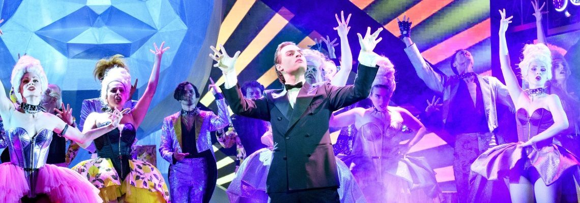 Moritz Mausser (Hans) und das Ensemble von ROCK ME AMADEUS – DAS FALCO MUSICAL