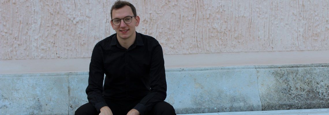 Schlagwerker Sebastian Pauzenberger darf sich nach erfolgreichen Probespielen über eine Stelle als Solo-Pauker an der Volksoper Wien freuen.