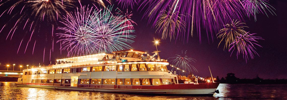 MS Admiral Tegetthoff mit Feuerwerk im Hintergrund