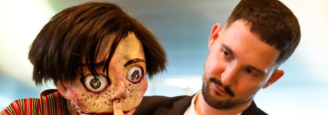 Regisseur und Puppenspieler Nikolaus Habjan mit einer Puppe aus WO DIE WILDEN KERLE WOHNEN.