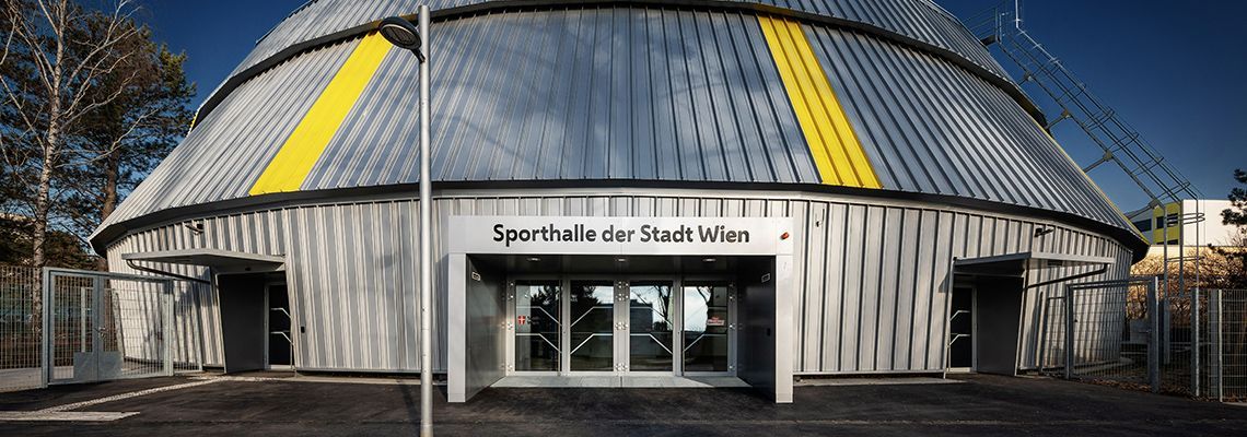 Die umfassend sanierte Sporthalle Favoriten in der Jura-Soyfer-Gasse 3 im 10. Bezirk