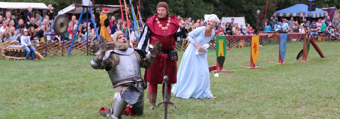 "Mittelalter" gibt es beim großen Ritterfest mit Pferden im Schlosspark Laxenburg zu erleben