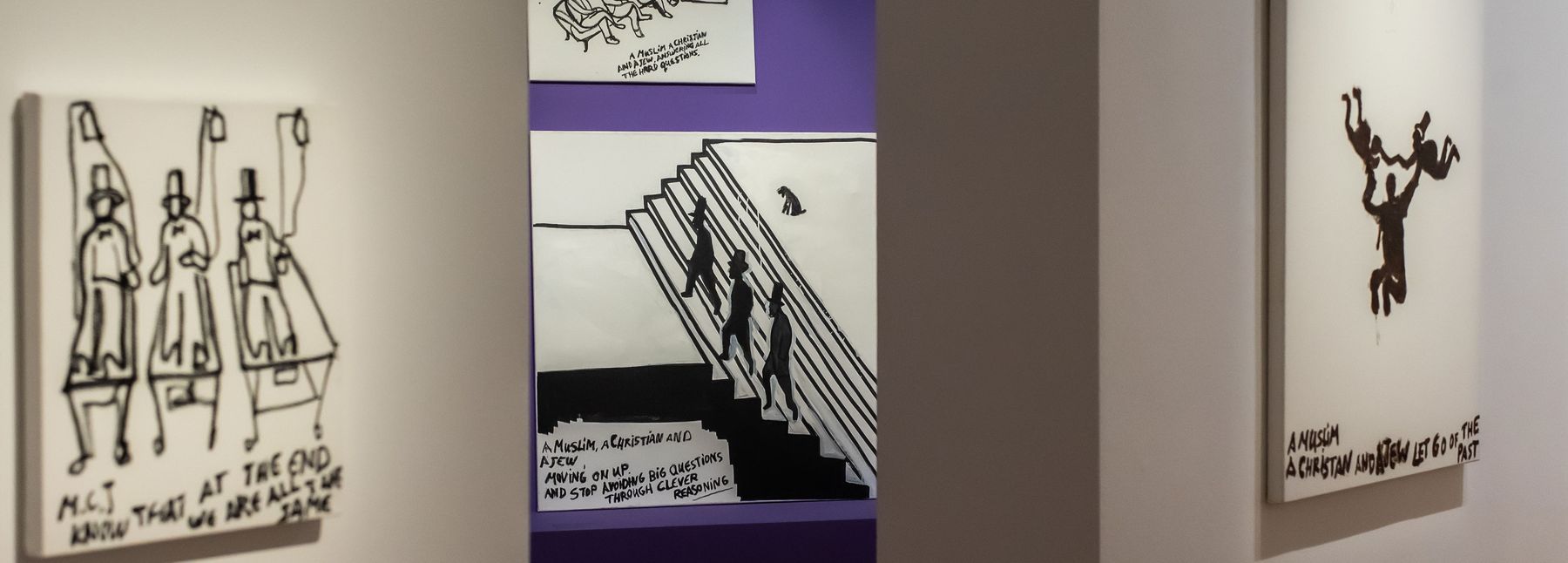 Die Ausstellungsansicht zeigt drei Bilder von Eran Shakine, das mittlere auf einer lila Wand platziert.