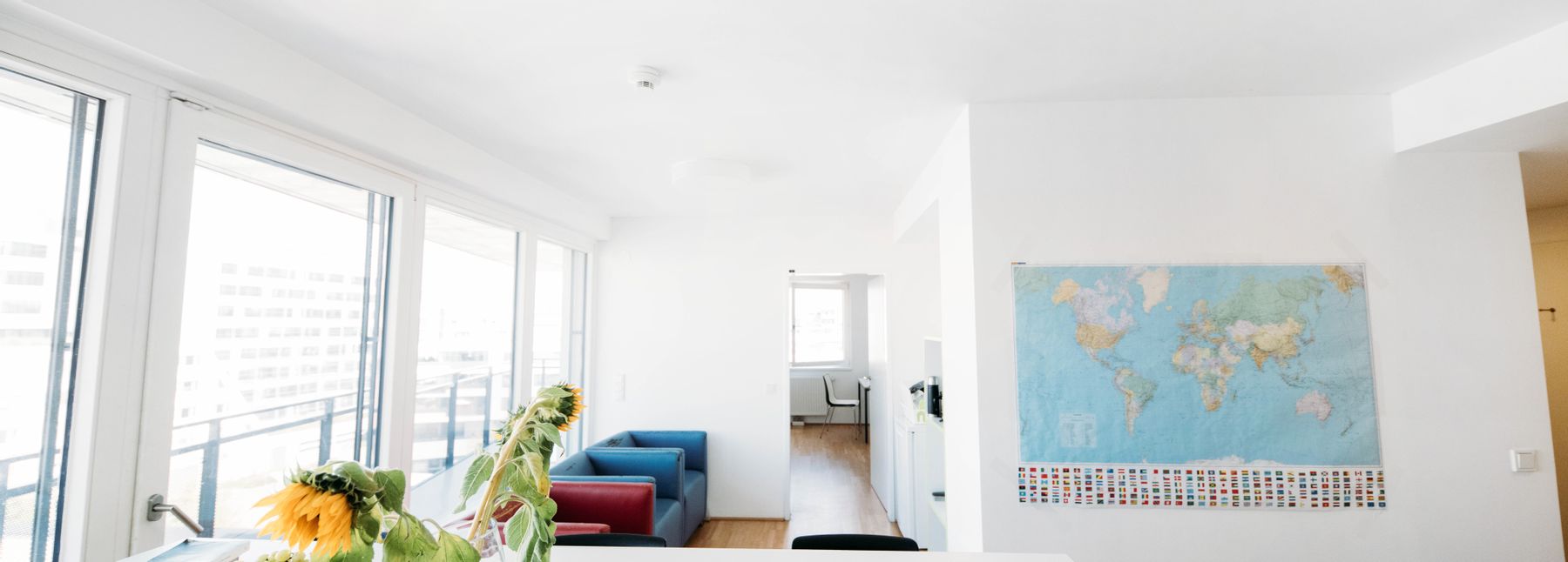 Wohnung der Viennabase mit Fokus auf die Küchenzeile und Blick auf die übrigen Räume.