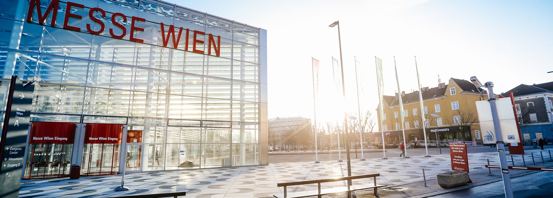 Außenansicht des Eingangs der VIECON Messe Wien.