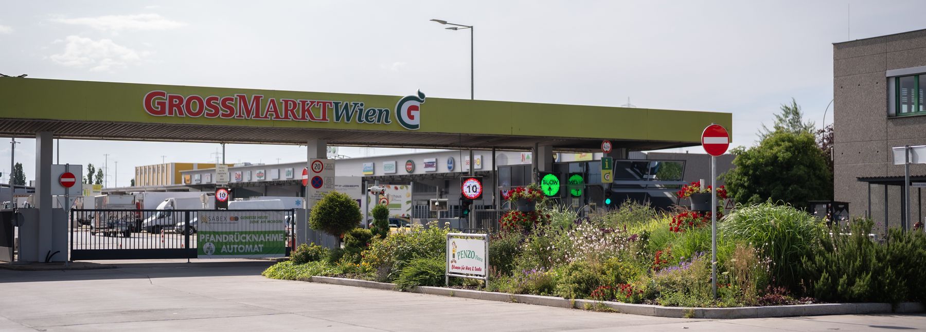Einfahrt des Großmarkt Wien bei Tageslicht.