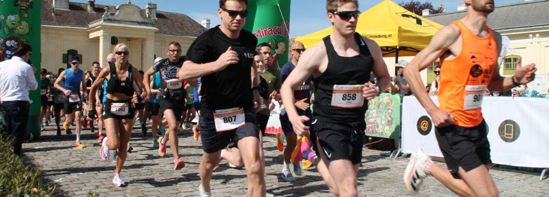 Eine Gruppe von Läufer*innen am Start eines Rennens