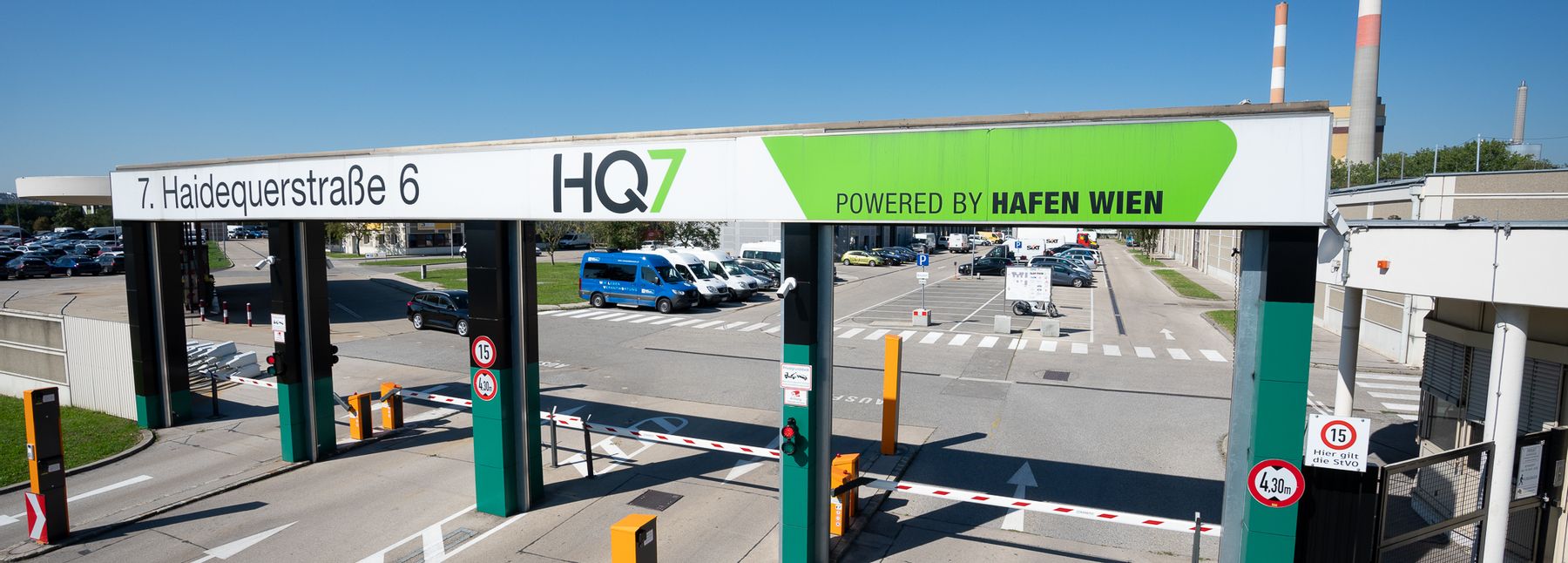 Hafentor mit der Einfahrt für Autos; zu sehen ist die Zufahrt in das Hafengelände.