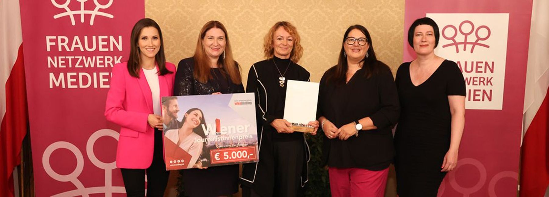 5 Personen mit Riesenscheck