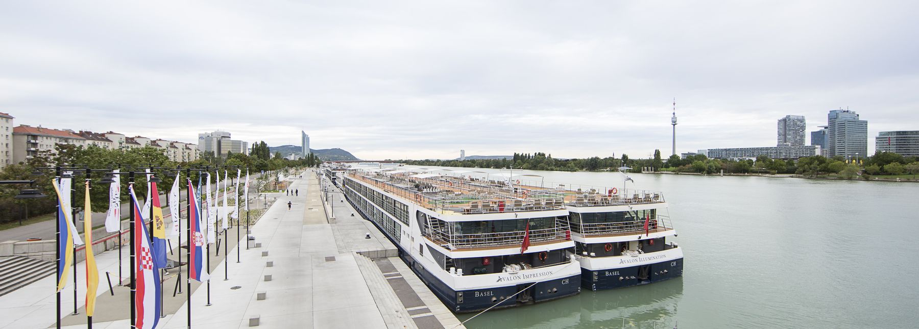 Zu sehen sind zwei Donauschiffe beim Schiffahrtszentrum