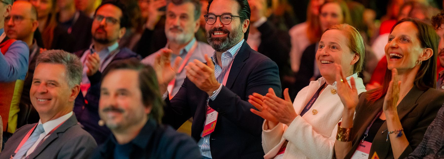 Eine Gruppe applaudierender und lachender Menschen