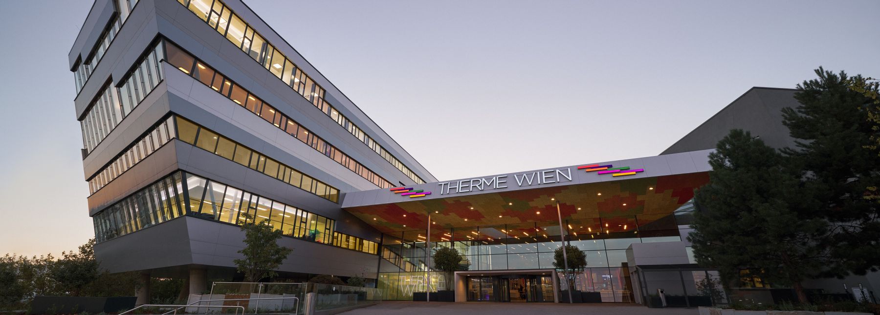 Außenansicht der Therme Wien.