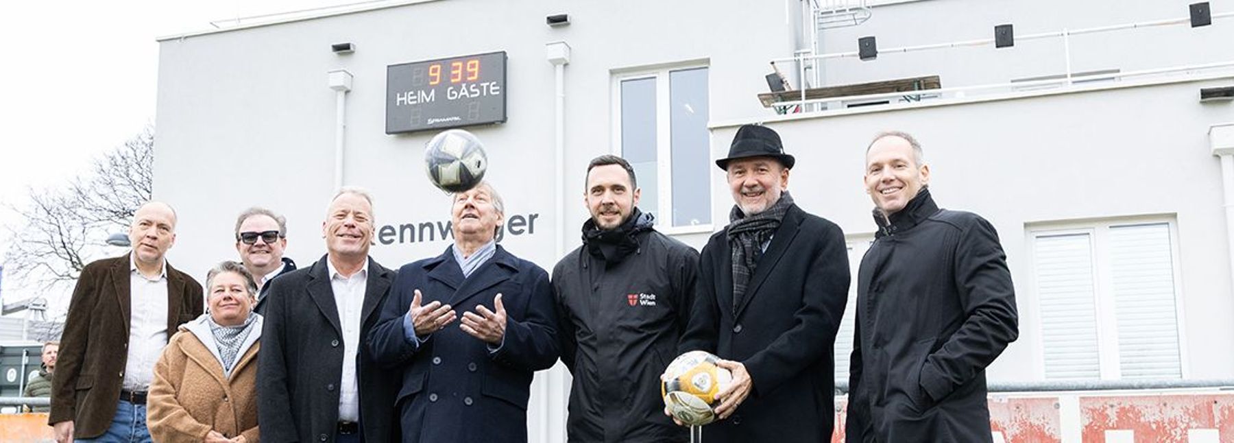 Mehrere Personen mit Fußbällen