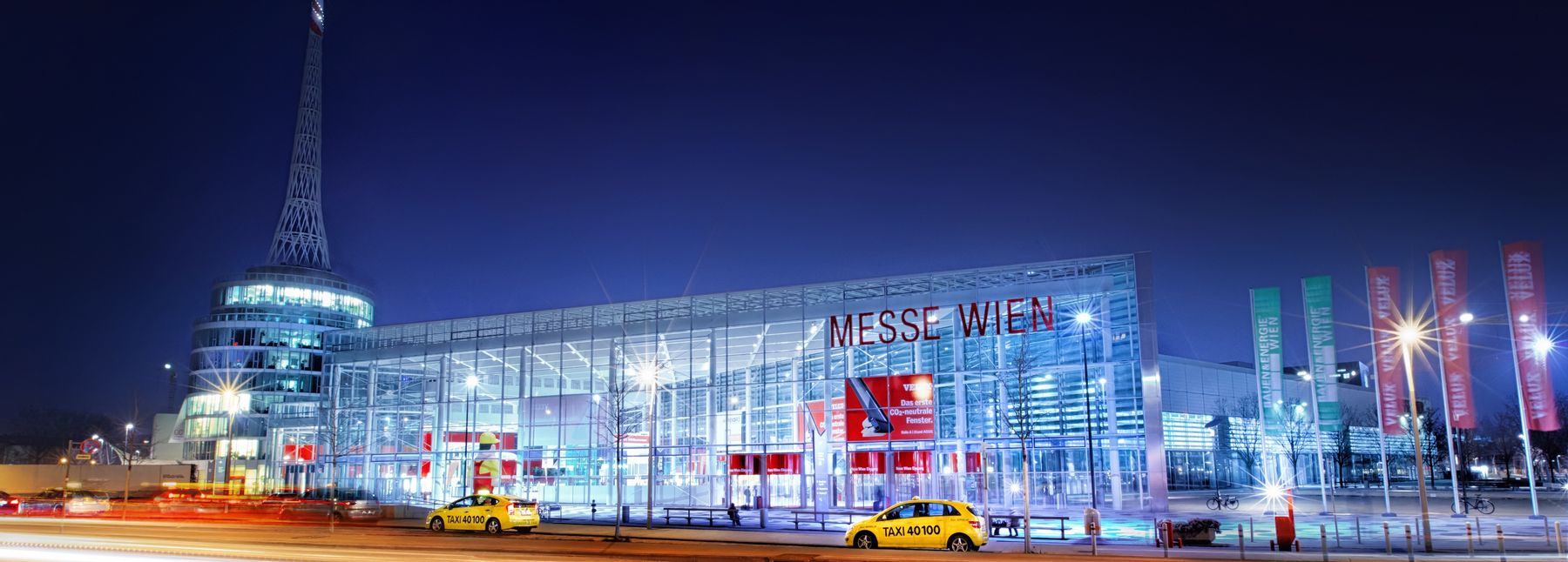 Außenansicht der Viecon Messe Wien bei Nacht.