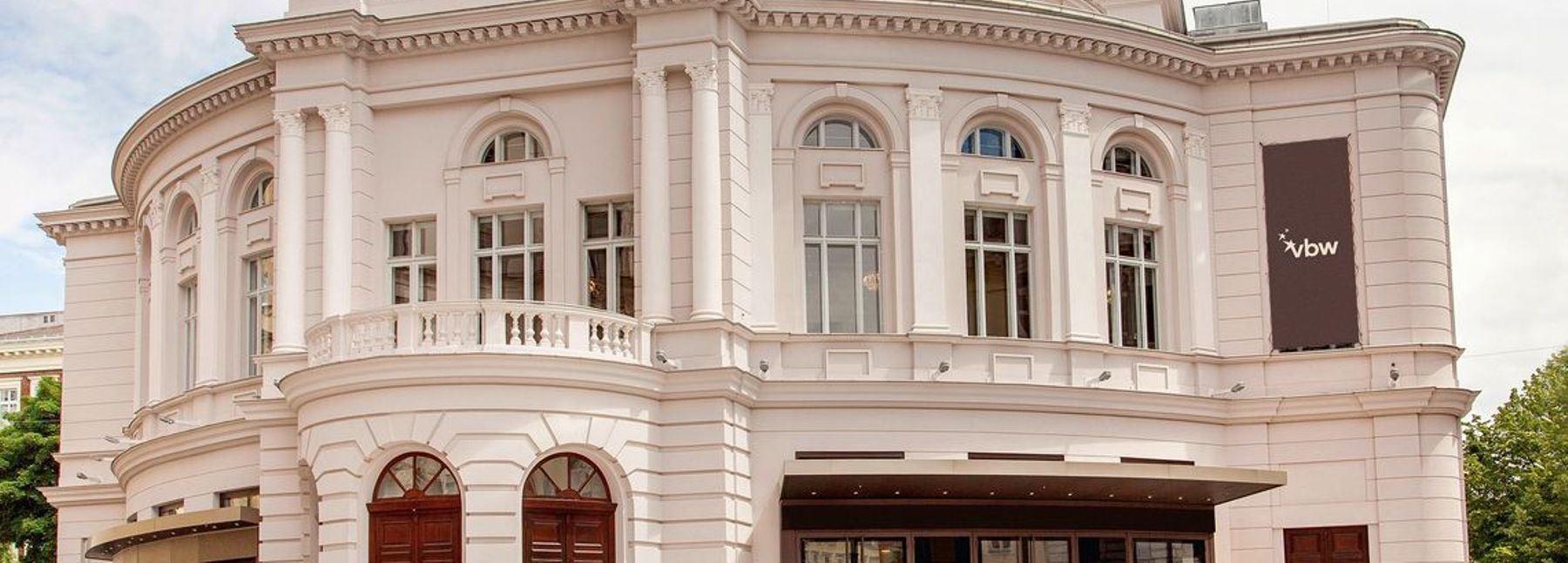 Die Front des Raimund Theaters