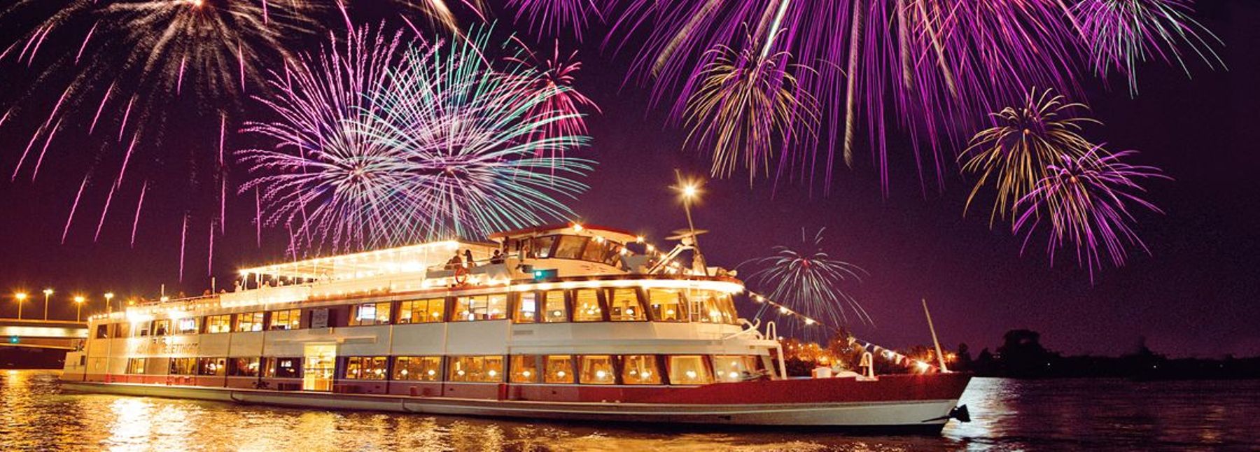 MS Admiral Tegetthoff mit Feuerwerk im Hintergrund