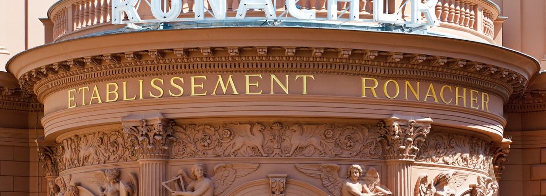 Das Banner des Ronacher Theater oberhalb des Eingangs