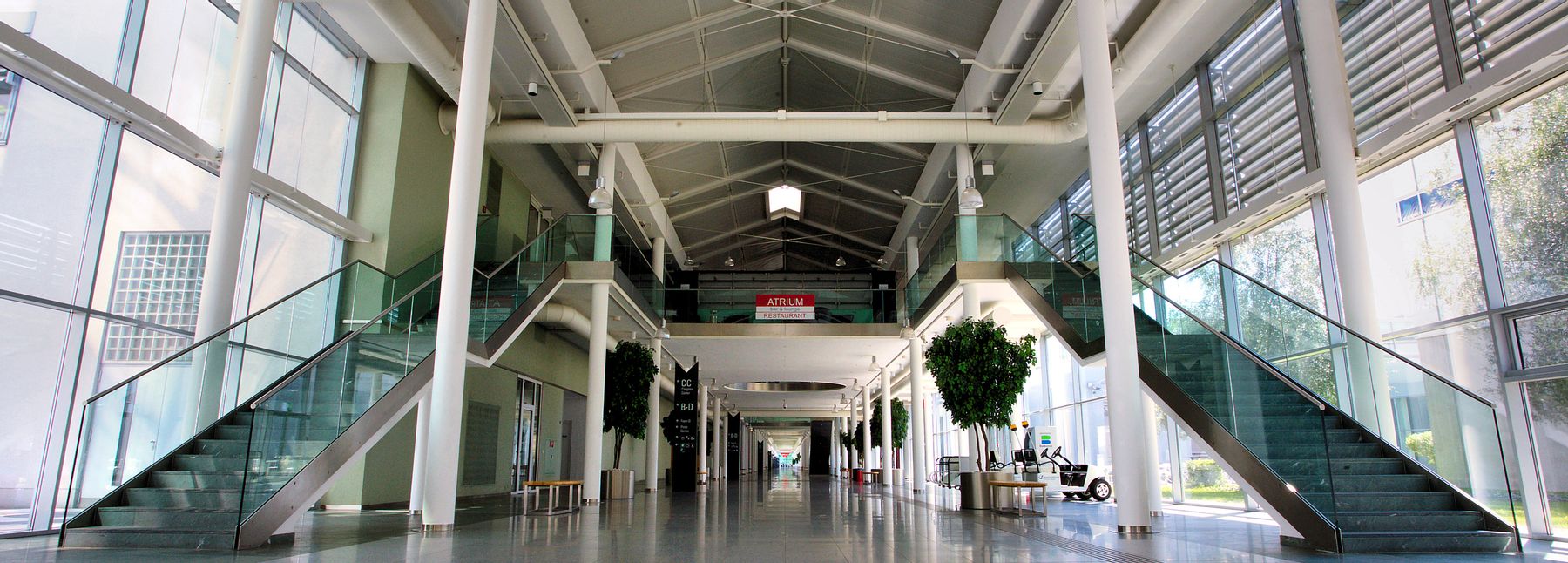 Innenansicht der VIECON Messe Wien Mall mit Rolltreppen.