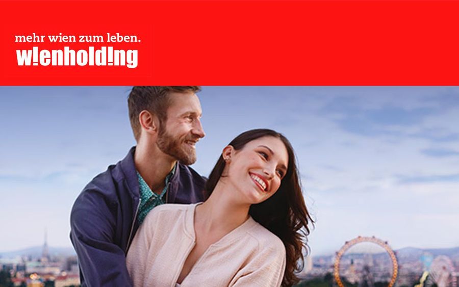 Newsletter-Sujet der Wien Holding mit rotem Balken und Wien Holding-Logo oben und unten; Panoramablick auf Wien mit dem Riesenrad im Hintergrund, im Vordergrund umarmen sich ein Mann und eine Frau.
