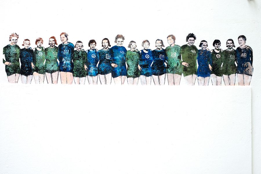 Eine Nahaufnahme eines Nancy Spero Kunstwerks. Zu sehen sind Sportlerinnen in blauen und grünen Dressen.