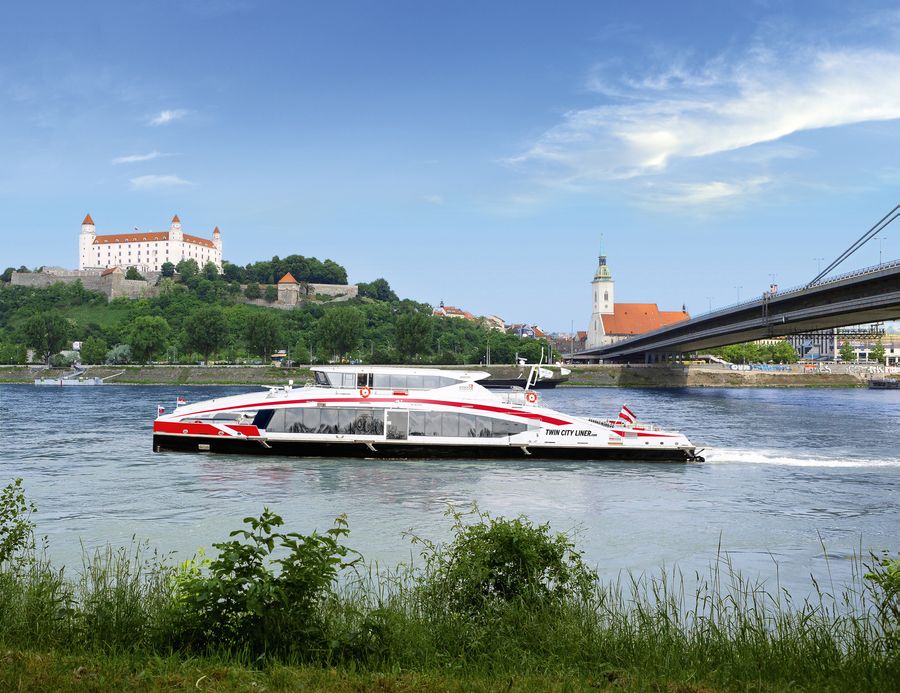Twin City Liner, ein Passagierschiff der Central Danube, fährt auf der Donau.