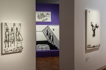 Die Ausstellungsansicht zeigt drei Bilder von Eran Shakine, das mittlere auf einer lila Wand platziert.