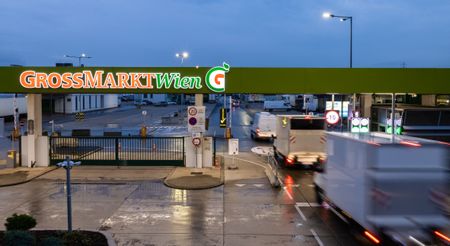 Einfahrt des Großmarkt Wien vor einem dämmrigen Himmel.
