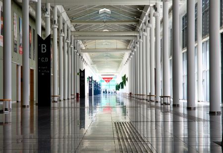 Die Mall der Viecon Messe Wien: ein weiter Gang mit mehreren Säulen, der zur Halle D führt.