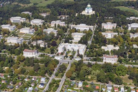 Luftbild des Otto-Wagner-Areals mit den Gebäuden und der Otto-Wagner-Kirche am Steinhof.