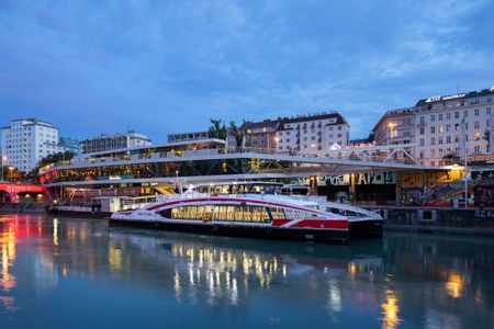 Twin City Liner, ein Passagierschiff der Central Danube, fährt bei Nacht auf der Donau.