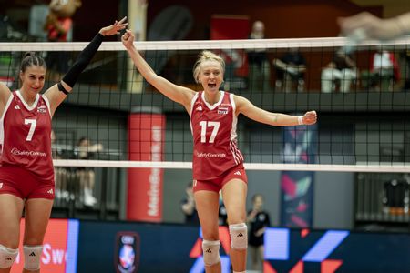 Zwei Volleyballspielerinnen jubeln