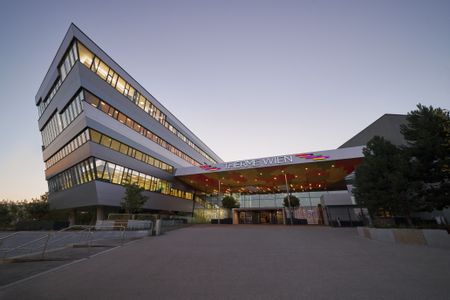 Außenansicht der Therme Wien.