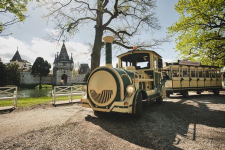 Ein Bummelzug im Schlosspark Laxenburg, im Hintergrund ist die Franzensburg zu sehen.