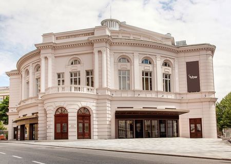 Die Front des Raimund Theaters