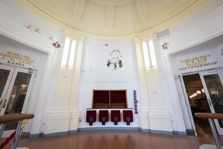 Zu sehen sind Wandmalereien von Nancy Spero im Eingangsbereich des Ronacher