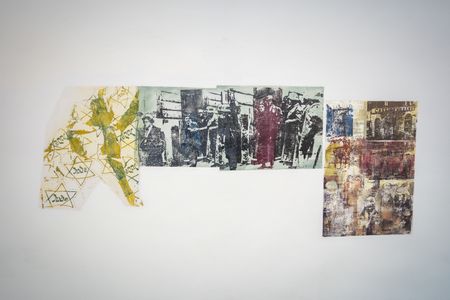 Eines der Kunstwerke von Nancy Spero in Nahaufnahme. Gelbe Judensterne und eine Collage aus verschiedenen Figuren und Gebäuden.