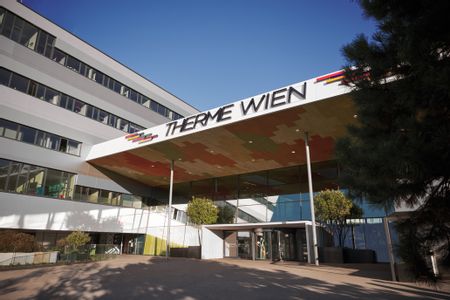 Außenansicht der Therme Wien.