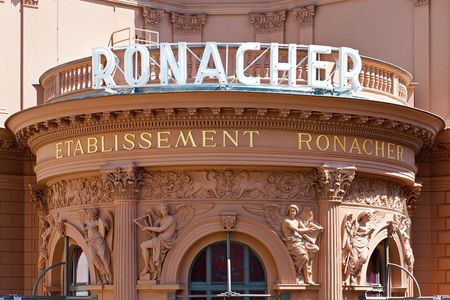 Das Banner des Ronacher Theater oberhalb des Eingangs