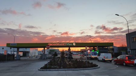 Einfahrt des Großmarkt Wien mit leicht rosa gefärbtem Himmel im Hintergrund.