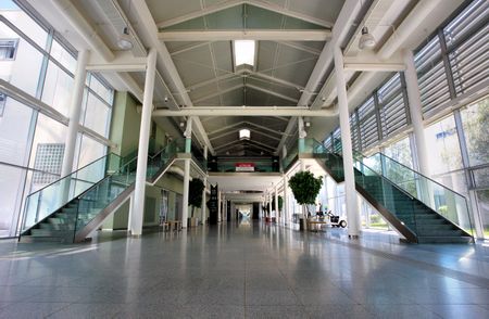 Innenansicht der VIECON Messe Wien Mall mit Rolltreppen.