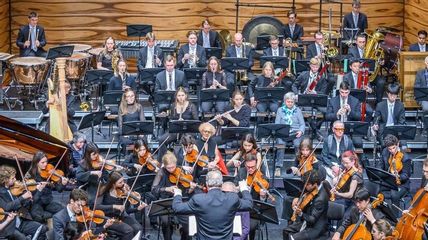 MUK.mittendrin: Mitglieder des Blinden- und Sehbehindertenverbandes Österreich (BSVÖ) erleben ein Konzert des MUK.sinfonieorchesters unter Leitung von Andreas Stoehr