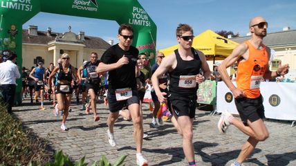 Eine Gruppe von Läufer*innen am Start eines Rennens