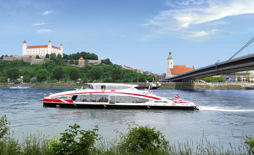 Twin City Liner, ein Passagierschiff der Central Danube, fährt auf der Donau.